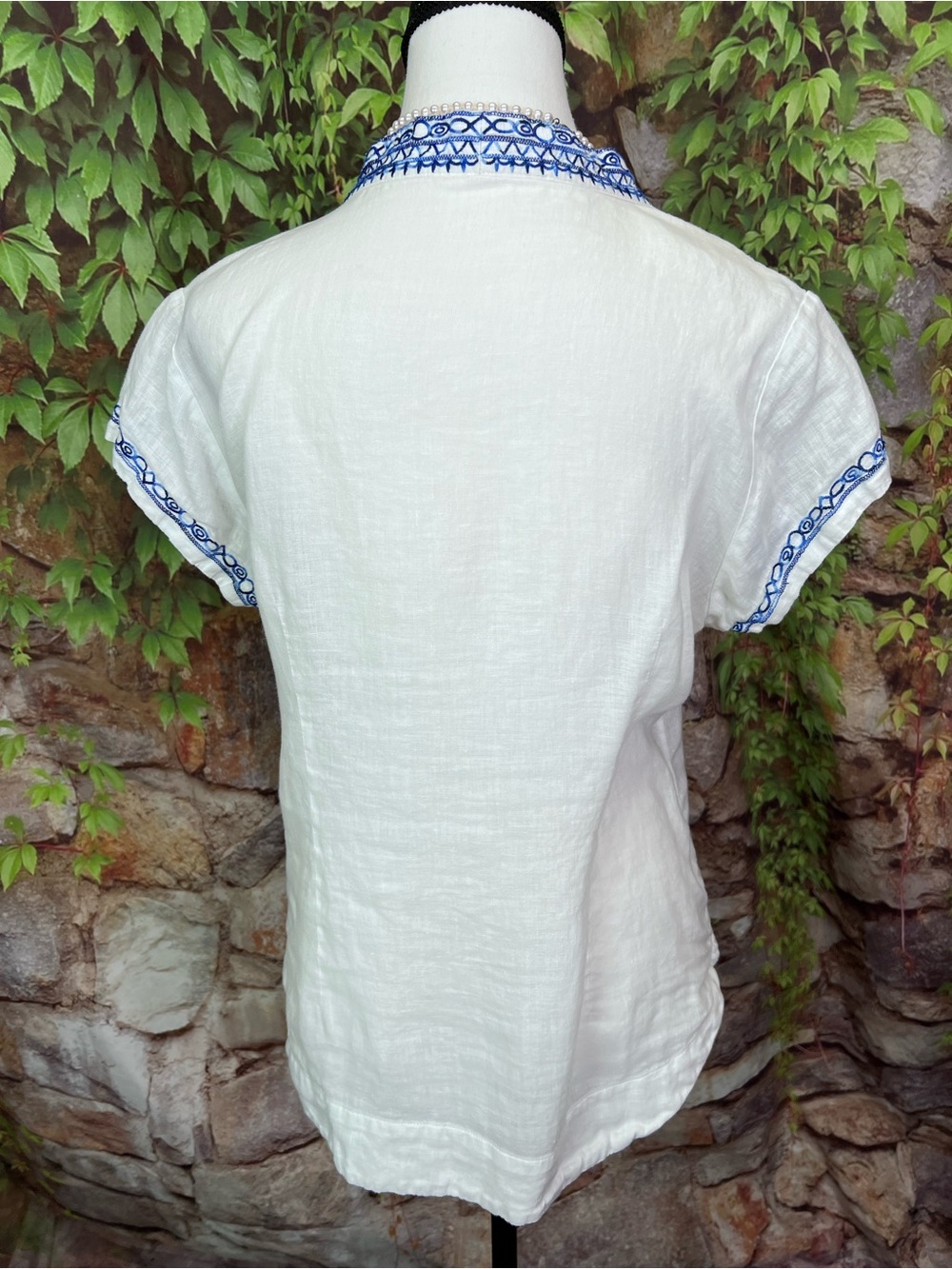 BRITISH INDIA TRAVELER White and Blue Embroidered Linen Short Sleeve Top, M/7 - Picture 9 of 13